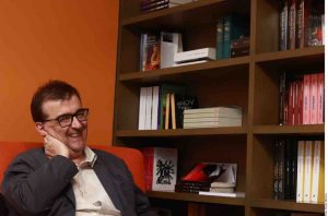 Persigue el escritor español Javier Cercas un enigma vinculado al papa Francisco