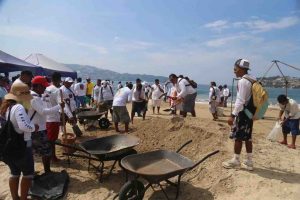 Denuncian trabajadores de playas descargas de aguas residuales a la bahía