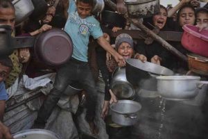 Mueren 21 palestinos en una estampida en un centro de distribución de ayuda en Jan Yunis
