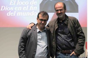 Los papas no tienen poder político y deben centrarse en lo religioso, dice Javier Cercas