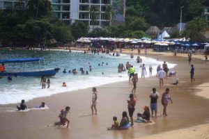 Reporta Cofepris que cuatro playas de Acapulco no son aptas para los bañistas