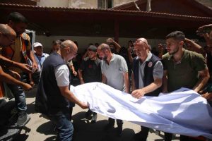 Deja tres muertos ataque israelí contra el único templo católico de la Franja de Gaza