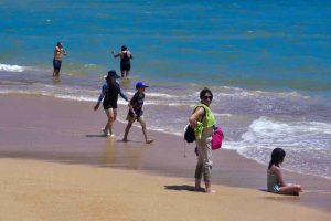 Alarma por llegada a playa Icacos de agua con lodo
