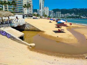 Llega a playa Icacos una descarga de agua con lodo que baja de una fuga en Costa Azul