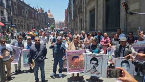 Se regresa a la “verdad histórica”, reclaman padres a Sheinbaum; en septiembre dará informe