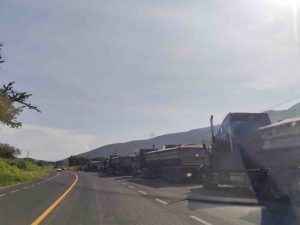 Bloquean transportistas traslados de la mina Capela; exigen que se les regrese su contrato