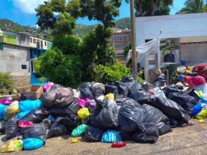 Retiran en Paso Texca el bloqueo al relleno sanitario y camiones de basura ya la depositan