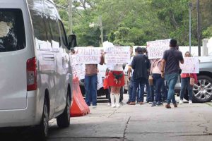 Visita el director Martí Batres la clínica del ISSSTE en Chilpancingo y se reúne con trabajadores