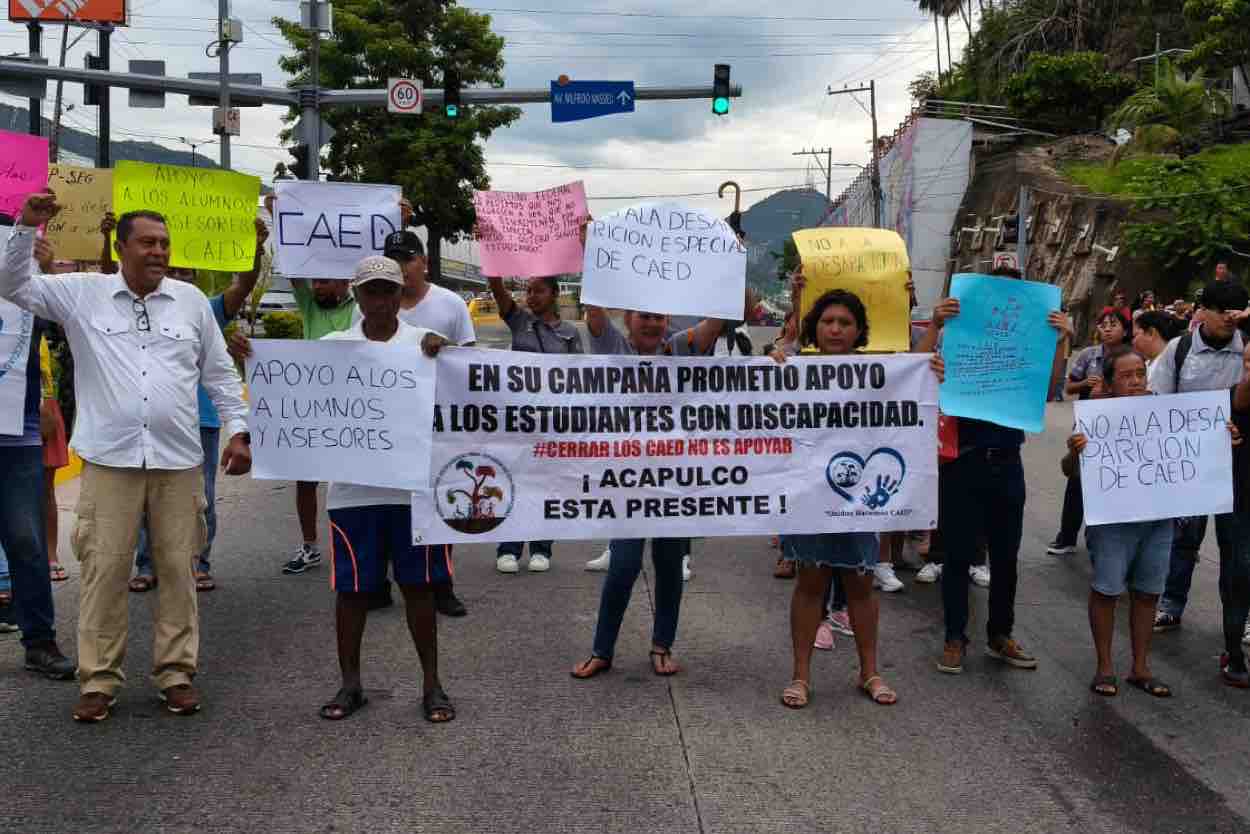 Protestan padres y docentes de CAED en Acapulco y Cdmx por el adeudo de ...