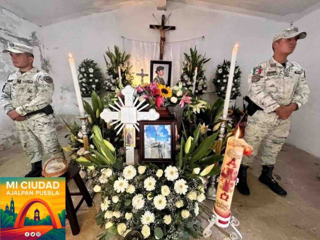 Dos agentes montan guardia ante el féretro de Stephania Carmona, en su ciudad natal, Ajalpan, Puebla t Foto: Tomada de Facebook 