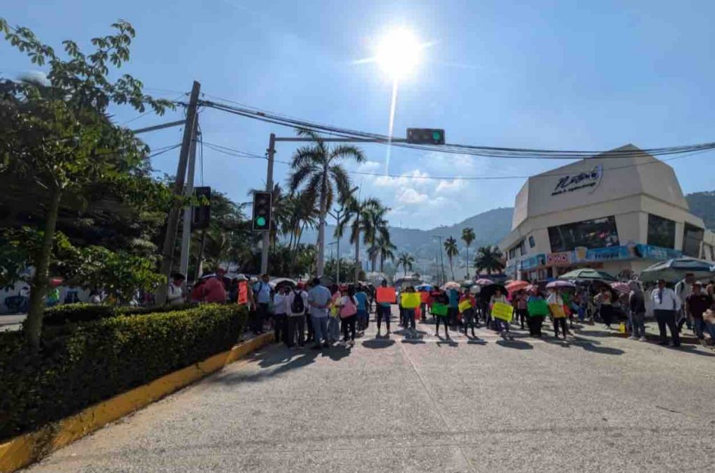 Padres bloquean la Costera para exigir el servicio de luz en una ...
