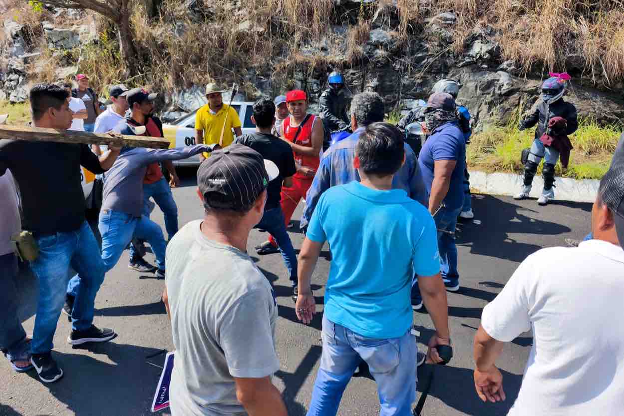Pobladores bloquean más de siete horas la autopista para exigir la ...