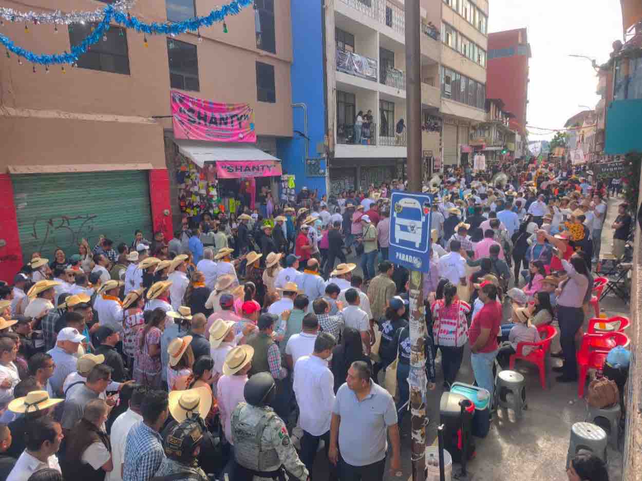 Chilpancingueños asisten o participan en el Paseo del Pendón pese a  amenazas - El Sur Acapulco suracapulco I Noticias Acapulco Guerrero