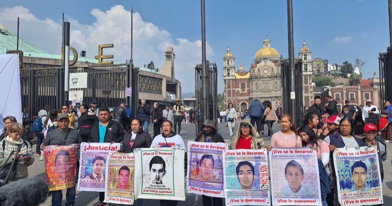Marchan padres y madres de los 43 a la Basílica en la Cdmx; piden por ...