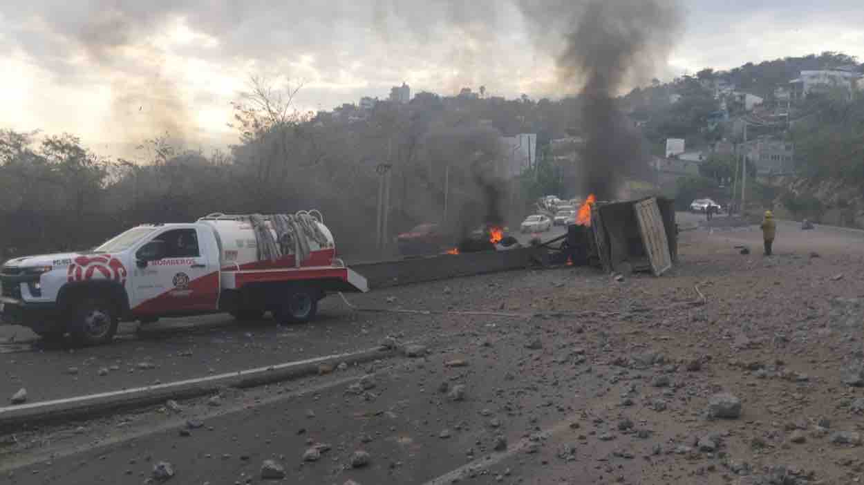 Se queda sin frenos un camión de volteo en la Escénica, se vuelca y se ...