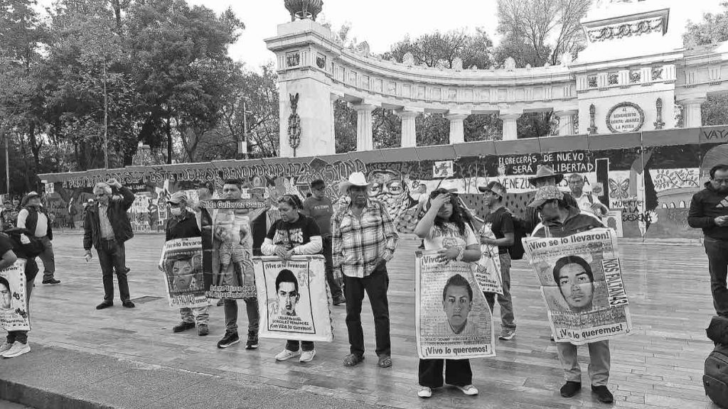 Marchan padres y madres de los 43 en la Cdmx; no hay fecha para nueva ...