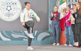 Aparece Charlyn Corral en la mañanera para el anuncio de la rifa del boleto para el Mundial