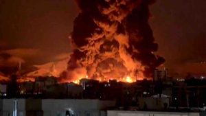 Atacan EUe Israel depósitos de petróleo en Teherán y una planta desalinizadora en Qeshm