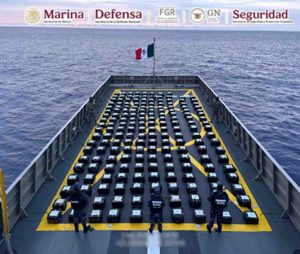 Decomisa la Marina dos toneladas de cocaína a 370 kilómetros de la costa de Acapulco