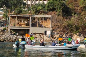 Protestan pescadores y buzos marquesanos por construcción de un restaurante a orilla del mar