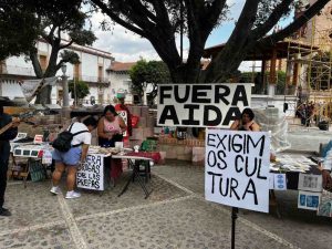 Ante la falta de espacios donde exponer, artistas de Taxco instalan el Museo Callejero