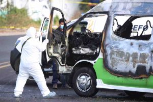 Matan a chofer y queman su Urvan con pasajeros; asesinan a otros dos taxistas