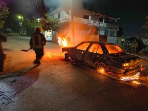 Queman taxi de la ruta donde trabajaba la pareja de choferes asesinada en Vista Hermosa