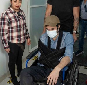 Dan de alta al actor José Ángel Bichir tras caída de un edificio de tres pisos