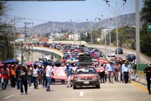 Cierran 2 mil cetegistas la autopista en Chilpancingo
