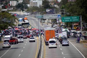 Cierran 2 mil cetegistas durante dos horas la autopista y carretera federal en Chilpancingo