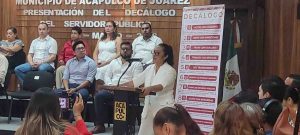 Presenta Abelina Decálogo del servidor público; defiende su honestidad: “yo no vine por dinero”