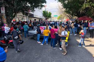 Cetegistas de la capital toman sucursales bancarias, tiendas y retienen un autobús