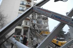 Irán ataca ciudad del centro de Israel; el Estado judío responde con nuevo bombardeo aTeherán