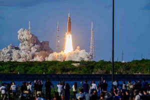 Despega la misión Artemis II, que llevará a cuatro astronautas alrededor de la Luna tras más de 50 años