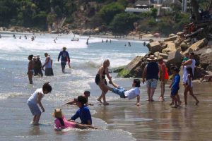 Playa Revolcadero, el espacio público de la zona Diamante que pierde terreno