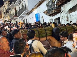 Acuden miles al Jueves Santo de los penitentes en Taxco