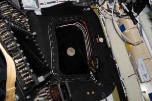 Alcanzan los astronautas de la nave Orión de la misión Artemis II el lado oscuro de la Luna