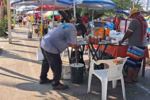 Siguen vendedores en la Costera a pesar de prohibición