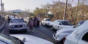 Bloquean cinco horas la Acapulco-Zihuatanejo por agresión de marinos a dos jóvenes de Petatlán