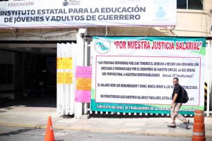 Integrantes del SNTEA se manifiestan en el IEEJAG para exigir incremento salarial