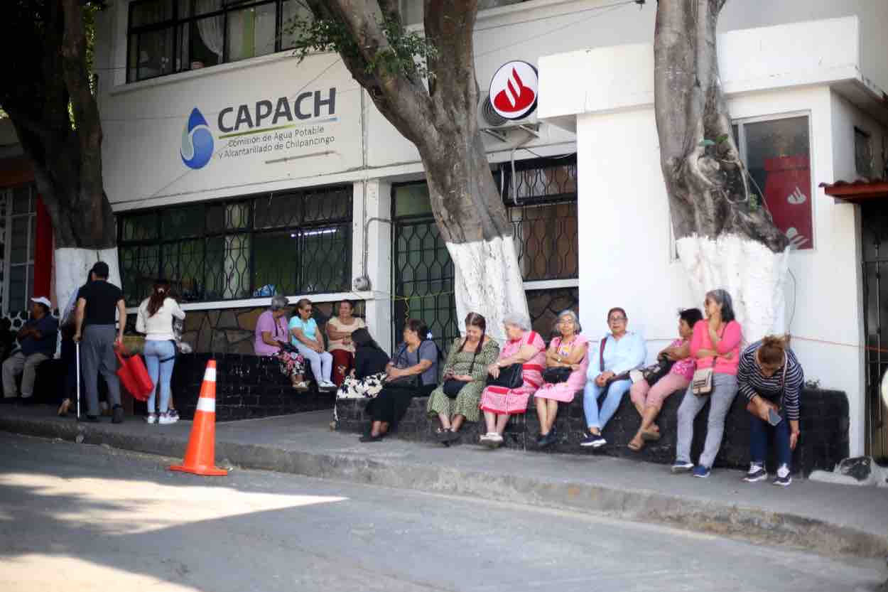 Protestan en la Capach vecinos de la colonia Guerrero porque llevan dos ...