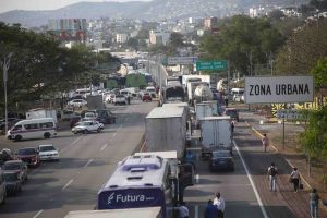 Egresados de Ayotzinapa bloquean la autopista
