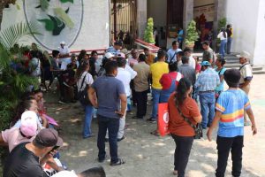 Exigen comerciantes indígenas en el Ayuntamiento renovación de permisos