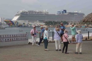 Paseo en la Costera entre fotos de desaparecidos