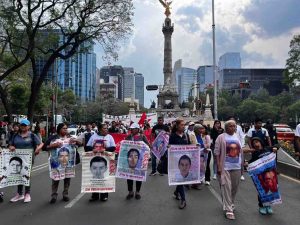Se manifestarán en el Mundial de Futbol en la Cdmx, anuncian padres y madres de los 43