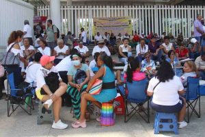 Protesta estatal de activos y jubilados del SNTE; toman oficinas y cierran calles