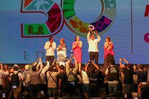 Entrega Evelyn Salgado la estafeta del Tianguis Turístico de 2027 al gobernador de Puebla
