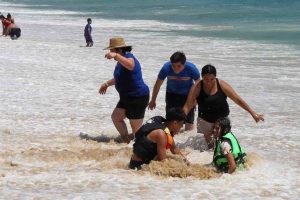Impide el alto oleaje que los turistas se metan a bañar a la playa El Morro