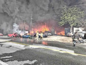 Incendio destruye un corralón en la salida a Costa Chica