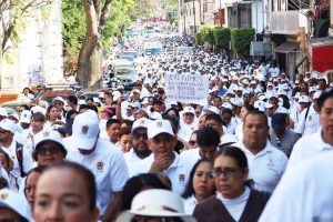 Demandan más salario y mejores servicios de salud